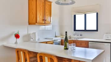 Apartment, 1 Bedroom | Private kitchenette | Fridge, stovetop, cookware/dishes/utensils
