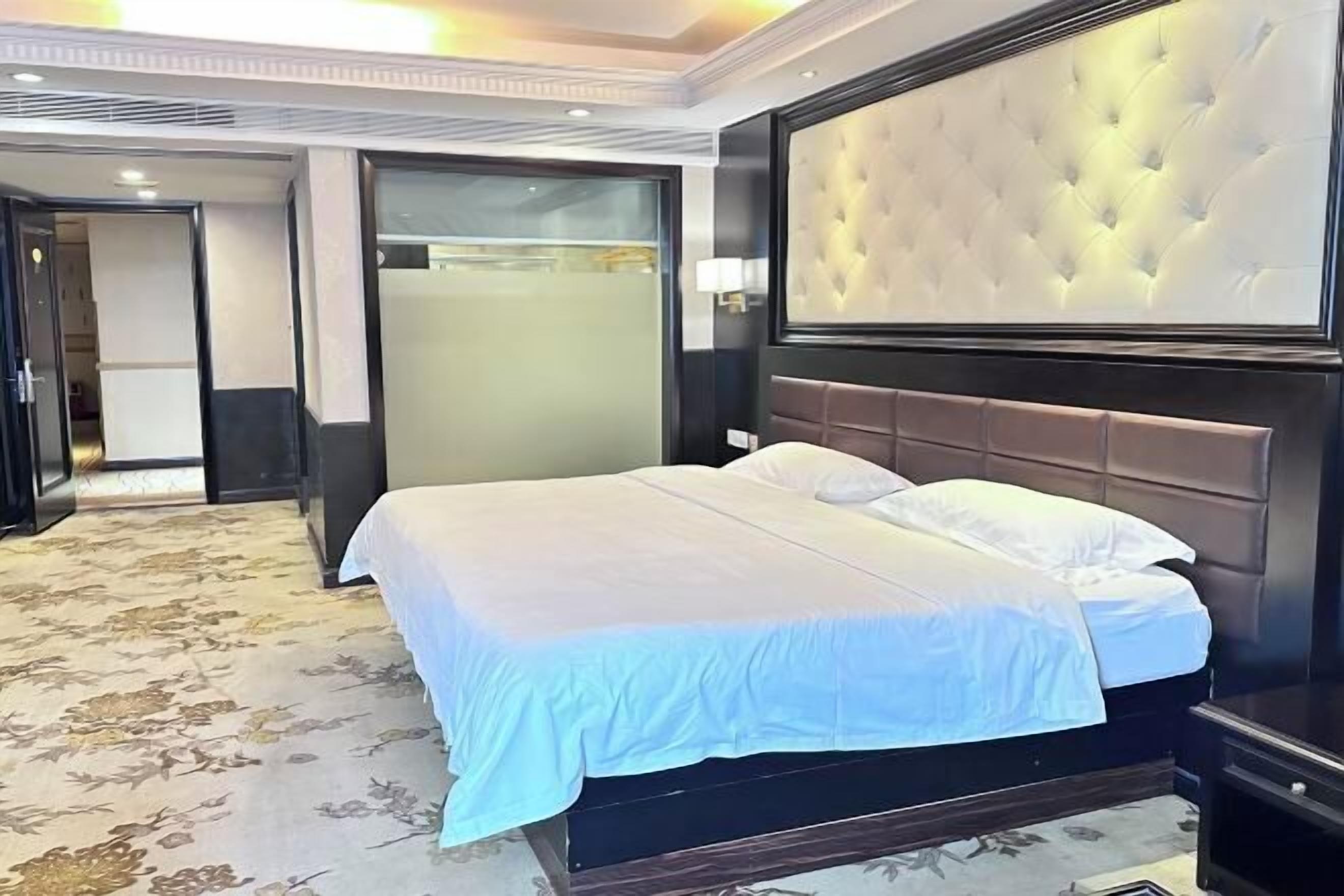 6 bedrooms, premium bedding, down duvets, pillow-top beds