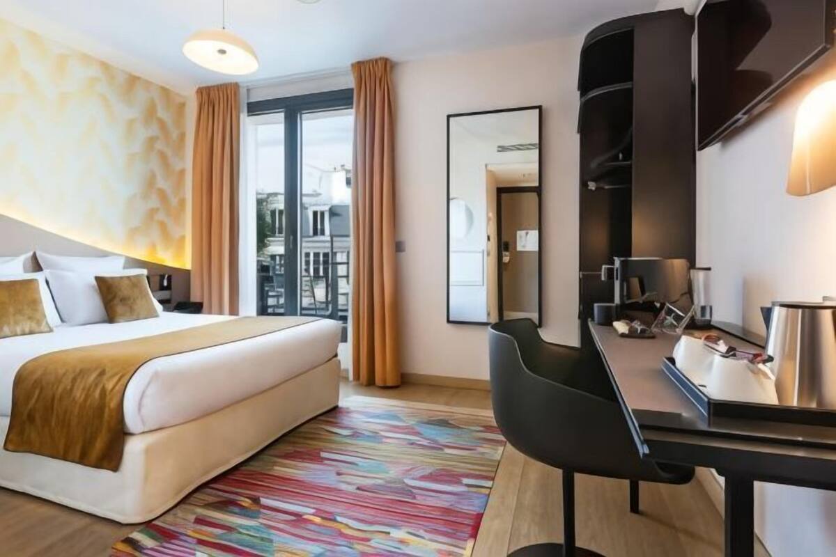 Minibar, caja de seguridad en la habitación y escritorio 
