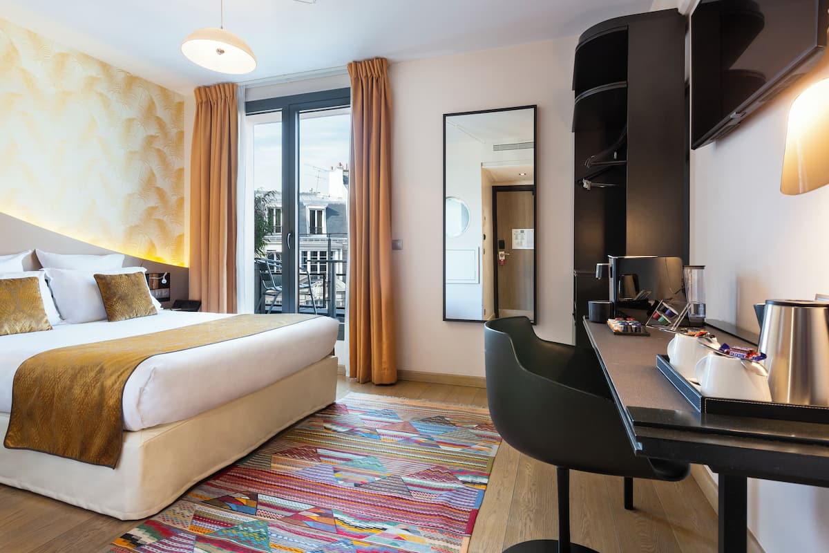 Superior kamer | Een minibar, een kluis op de kamer, individueel gemeubileerd, een bureau