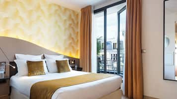 Habitación Deluxe | Minibar, caja de seguridad en la habitación y muebles diferentes