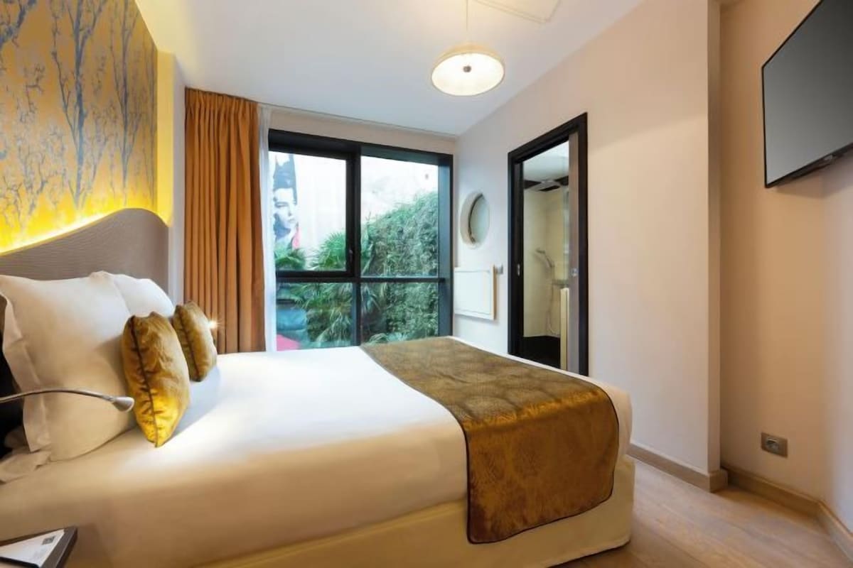 Minibar, in-room safe, desk, blackout curtains