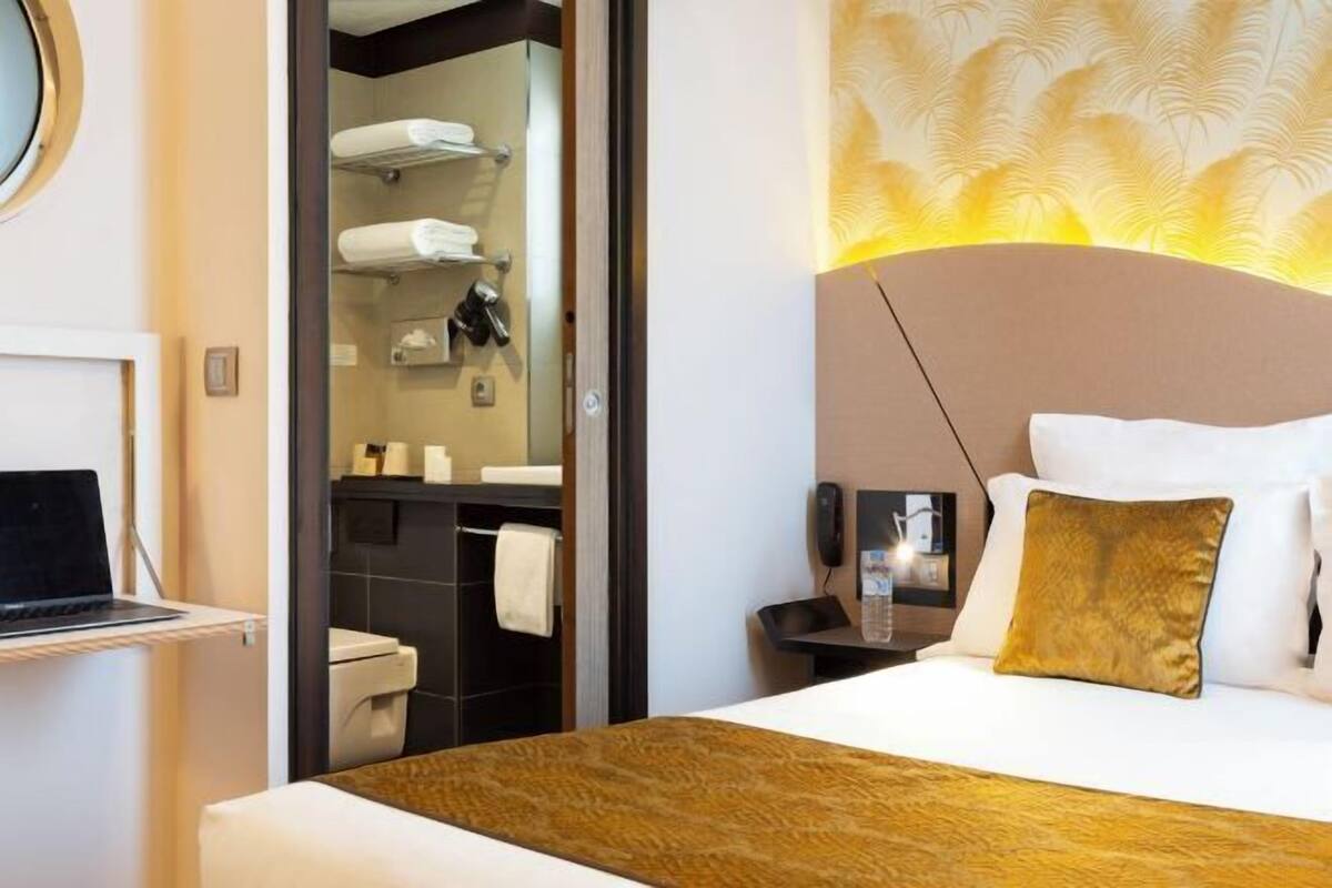 Minibar, caja de seguridad en la habitación y escritorio 