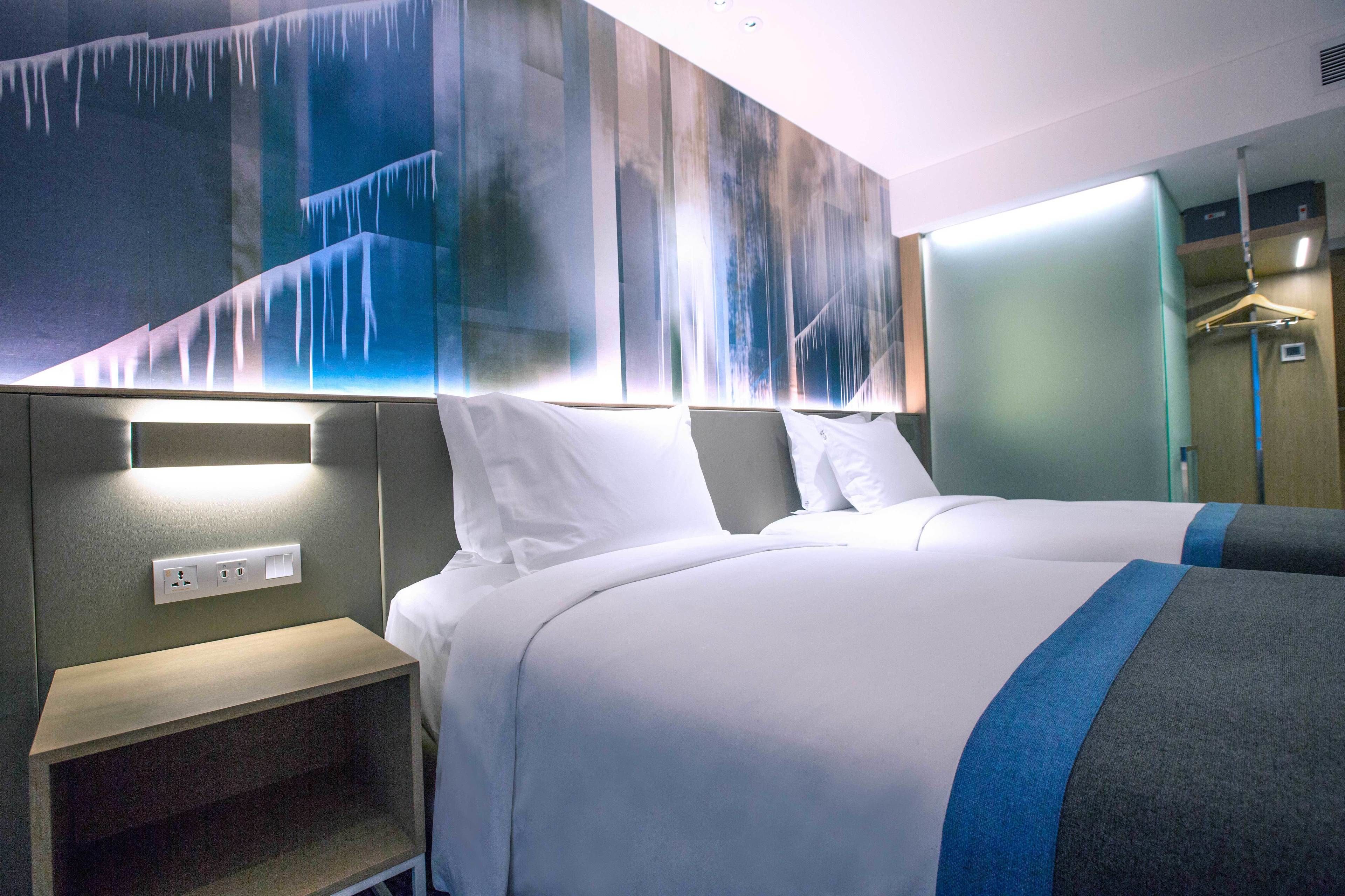 standard room, 2 single beds | 1 bedroom, in-room safe, desk, laptop workspace