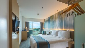 A hotel room with a large bed, a desk, a chair, and a TV. - Holiday Inn Express Manila Newport City by IHG (Pasay)