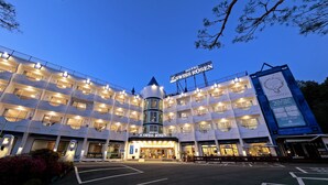 Un hôtel à plusieurs étages, reconnaissable à son enseigne bien visible où l’on peut lire « Hôtel Swiss Rosen ».
