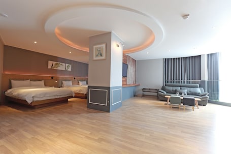 Executive Suite | 1 bedroom, premium bedding, down comforters, individually decorated