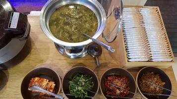 Sarapan prasmanan setiap hari (KRW 15000 per orang)