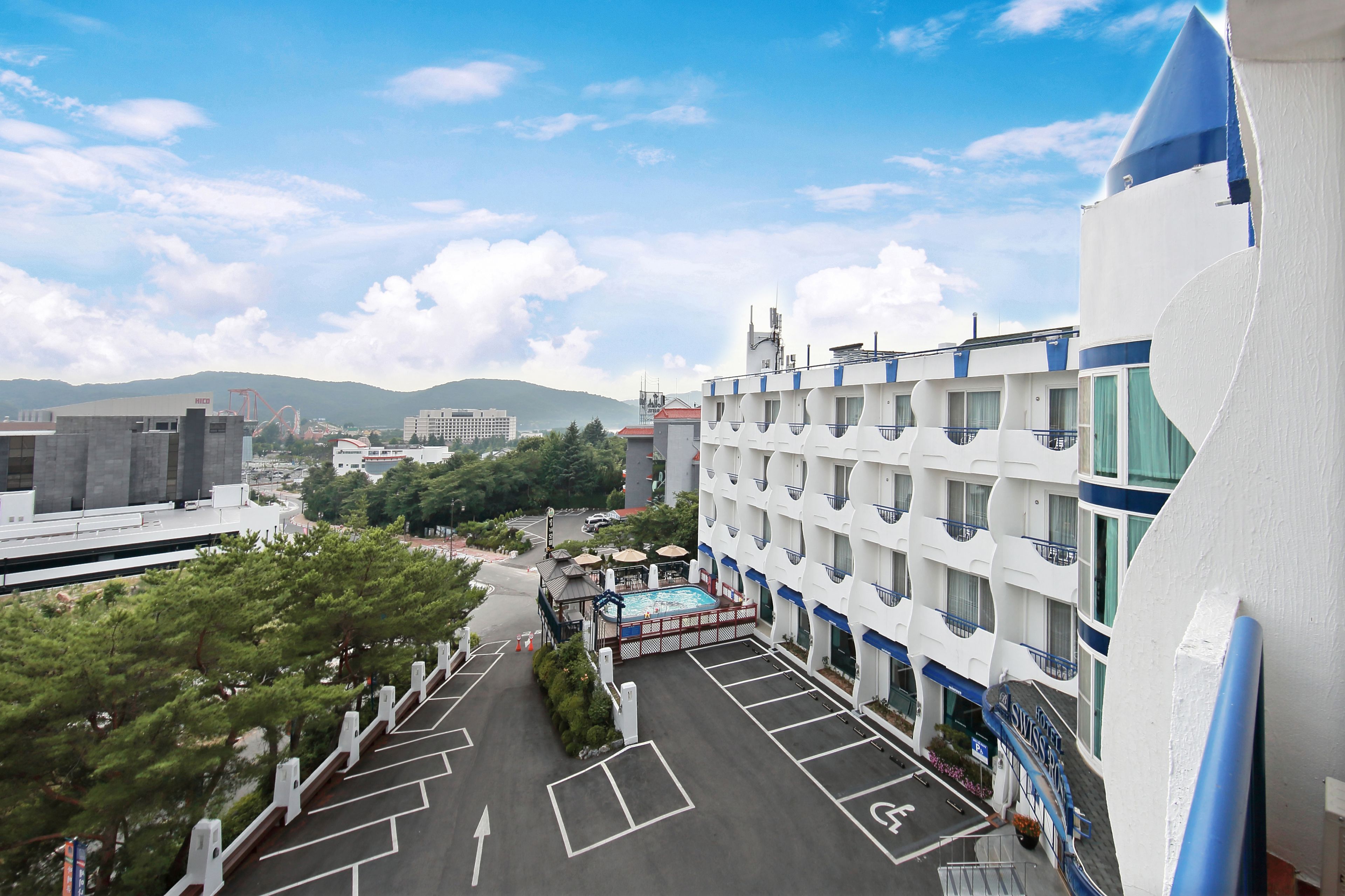 Un hôtel doté d’une piscine, d’un parking et offrant une vue sur les montagnes.