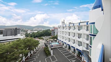 Un hôtel doté d’une piscine, d’un parking et offrant une vue sur les montagnes.