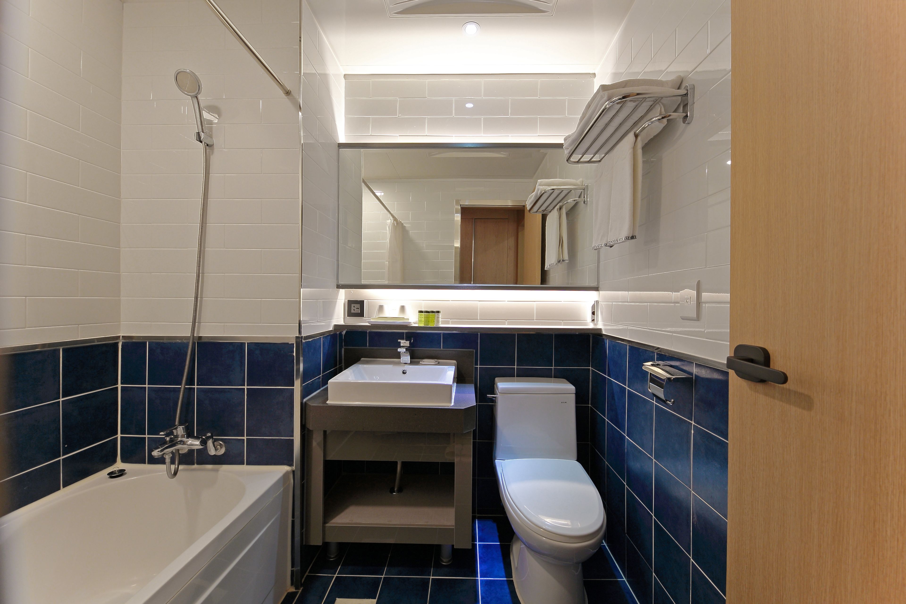 Une salle de bain moderne avec une baignoire, un lavabo et des toilettes.