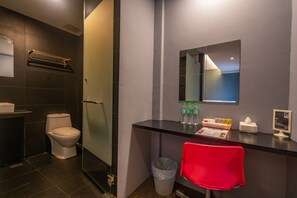 Douche, articles de toilette gratuits, sèche-cheveux, chaussons