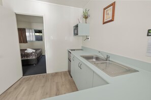 Fridge, microwave, coffee/tea maker, electric kettle - Birchwood Spa Motel (Rotorua)