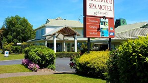 A Birchwood Spa Motel with a sign indicating a vacancy. - Birchwood Spa Motel (Rotorua)