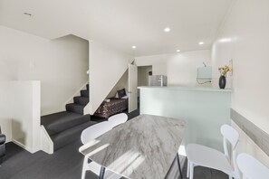 Flat-screen TV - Birchwood Spa Motel (Rotorua)