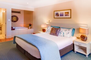 ซูพีเรียสตูิดิโอ, เตียงคิงไซส์ 1 เตียง, อ่างน้ำวน | เครื่องนอนระดับพรีเมียม, ห้องพักตกแต่งอย่างมีเอกลักษณ์, ผ้าม่านกันแสง