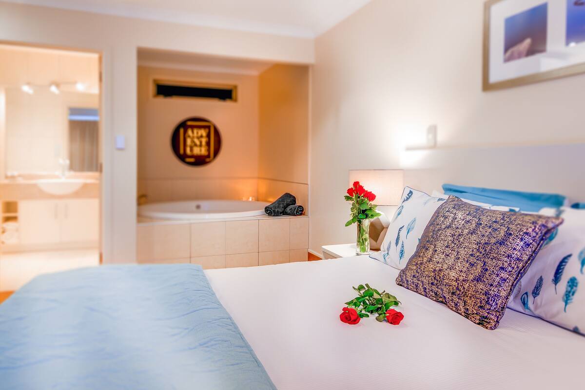 Superior-Studio, 1 King-Bett, Whirlpool | Hochwertige Bettwaren, individuell dekoriert, Verdunkelungsvorhänge