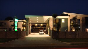 Property entrance - Emerald Spa Motor Inn (Rotorua)