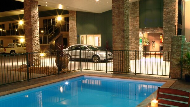 Seasonal outdoor pool, open 8 AM to 8 PM, pool umbrellas, sun loungers - Emerald Spa Motor Inn (Rotorua)