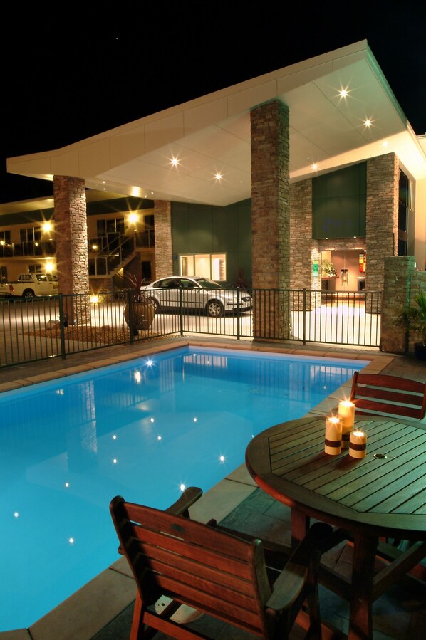 Seasonal outdoor pool, open 8 AM to 8 PM, pool umbrellas, pool loungers - Emerald Spa Motor Inn (Rotorua)