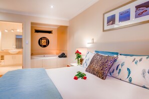 Premium bedding, individually decorated, blackout curtains - Emerald Spa Motor Inn (Rotorua)