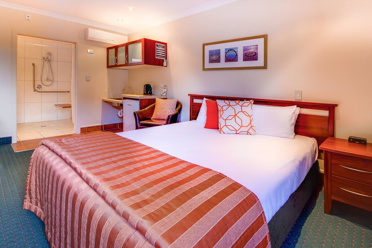 Studio, 1 King Bed, Accessible