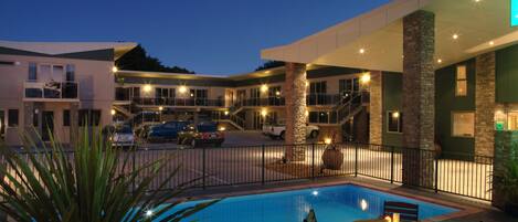 Bagian depan properti - sore/malam