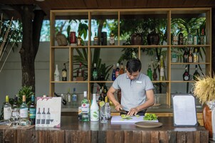 Bar junto a la piscina
