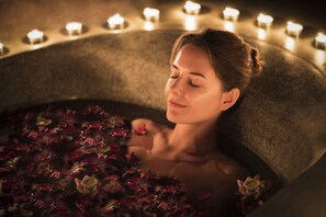 Couples treatment rooms, hot tub, body treatments, aromatherapy - The Oasis Harbor (Siem Reap)
