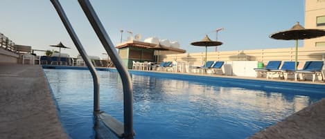 Una piscina al aire libre