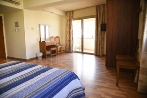 In-room safe, iron/ironing board, cribs/infant beds, rollaway beds - Elysso Hotel (Larnaca)