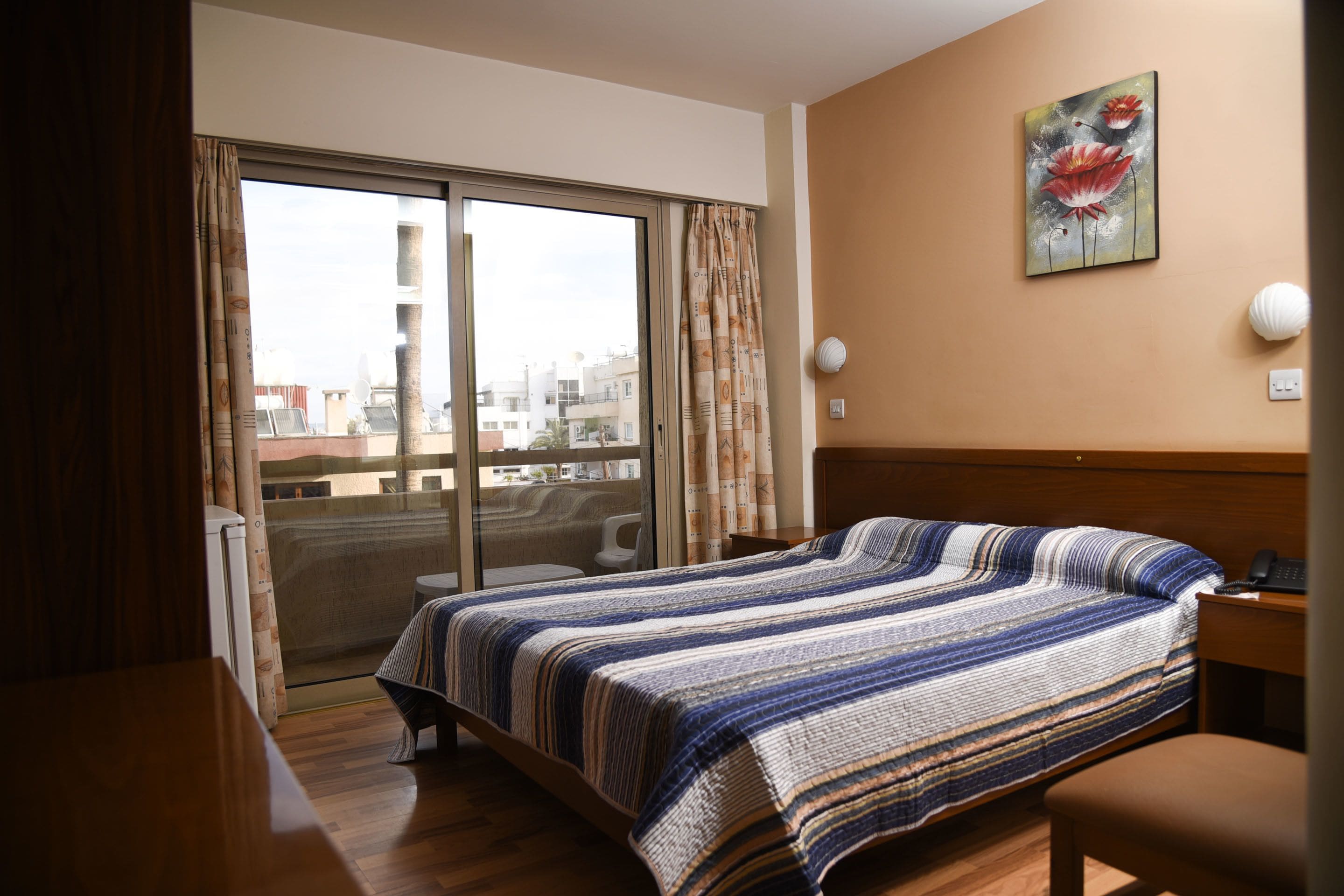 Coffres-forts dans les chambres, fer et planche à repasser