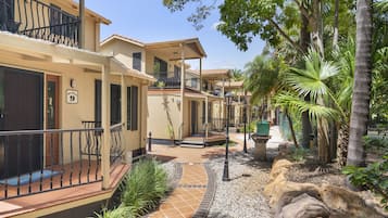 Villa (Macaw Mansion) | Vista a la calle