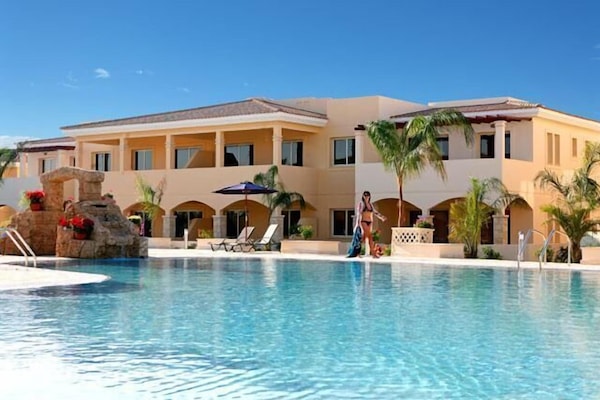 2 Außenpools, Sonnenschirme, Liegestühle