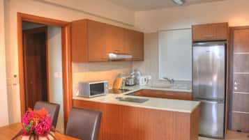 Full-size fridge, microwave, oven, stovetop