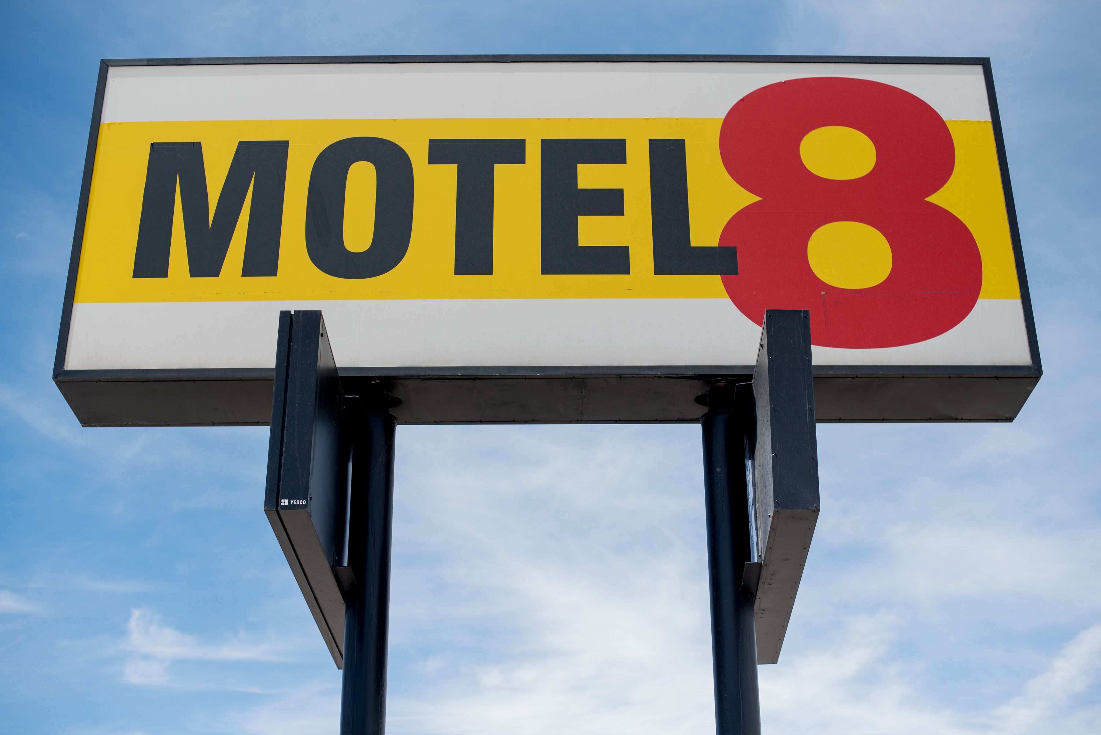 Een motelbord met het cijfer 8.