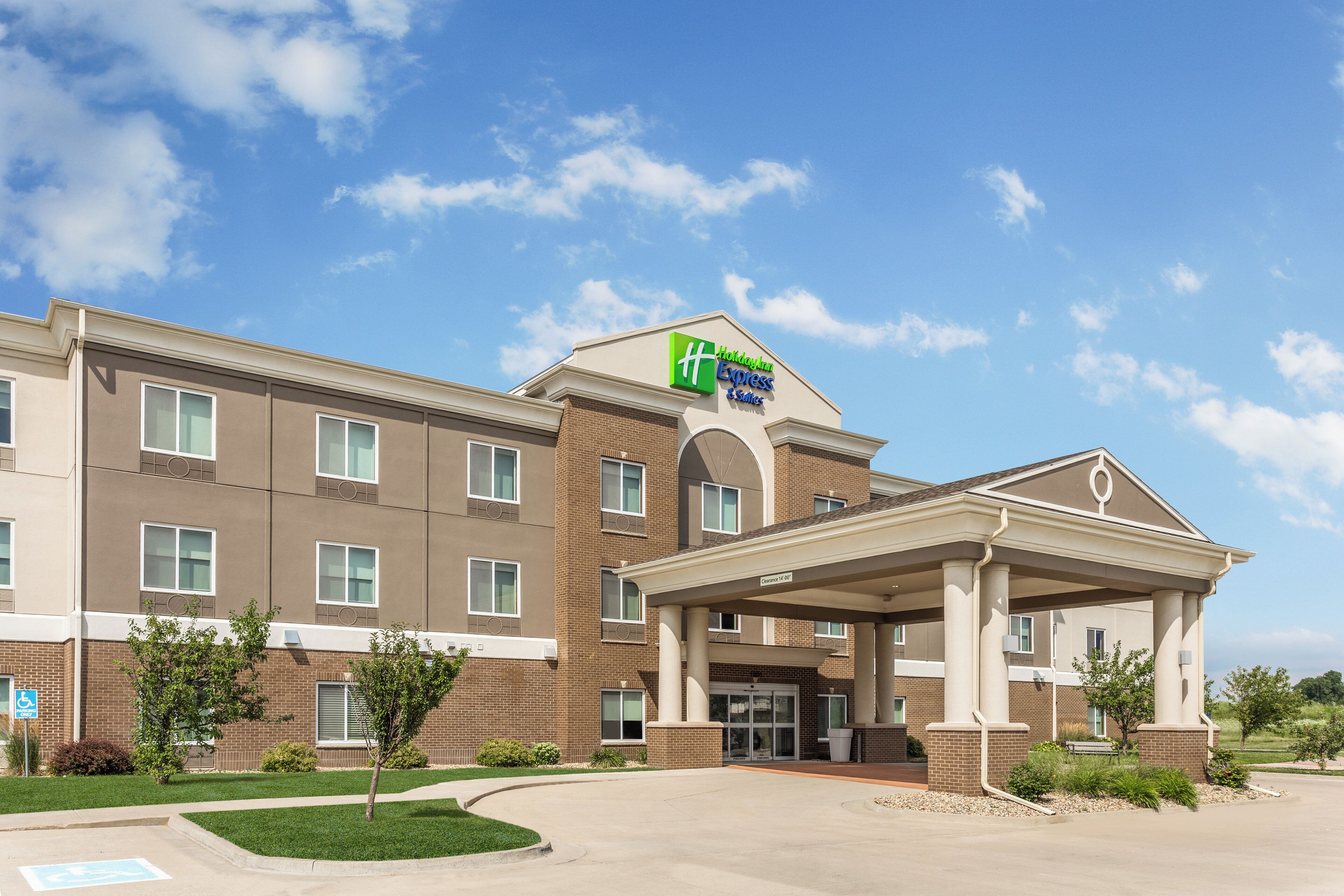 Un bâtiment de l’hôtel Holiday Inn Express doté d’une entrée couverte et surplombant un ciel dégagé.