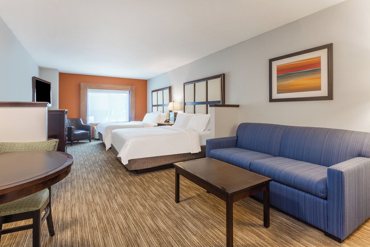 Suite, 2 Double Beds | In-room safe, desk, iron/ironing board, WiFi (free)
