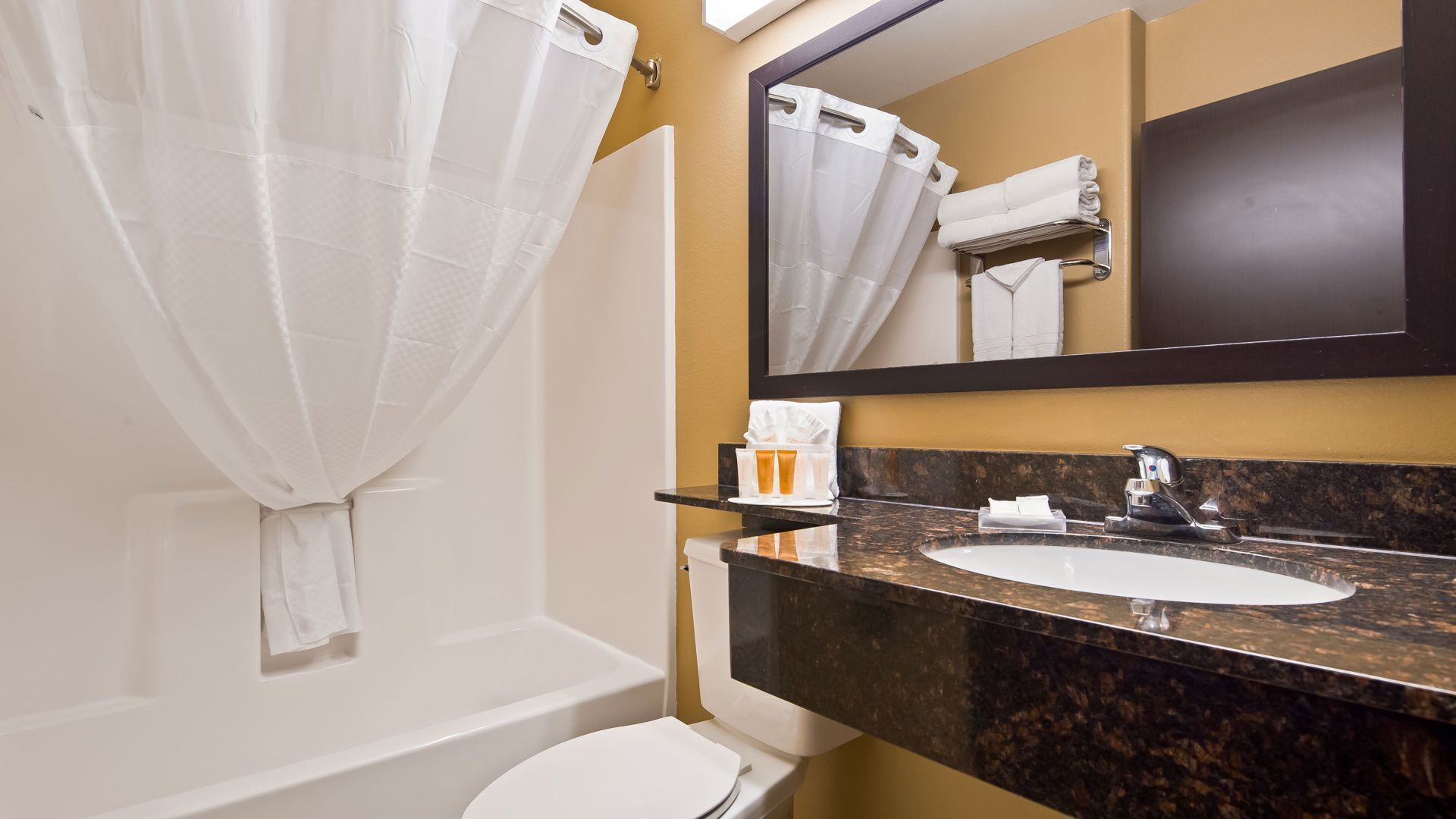 Badezimmer | Kostenlose Toilettenartikel, Handtücher