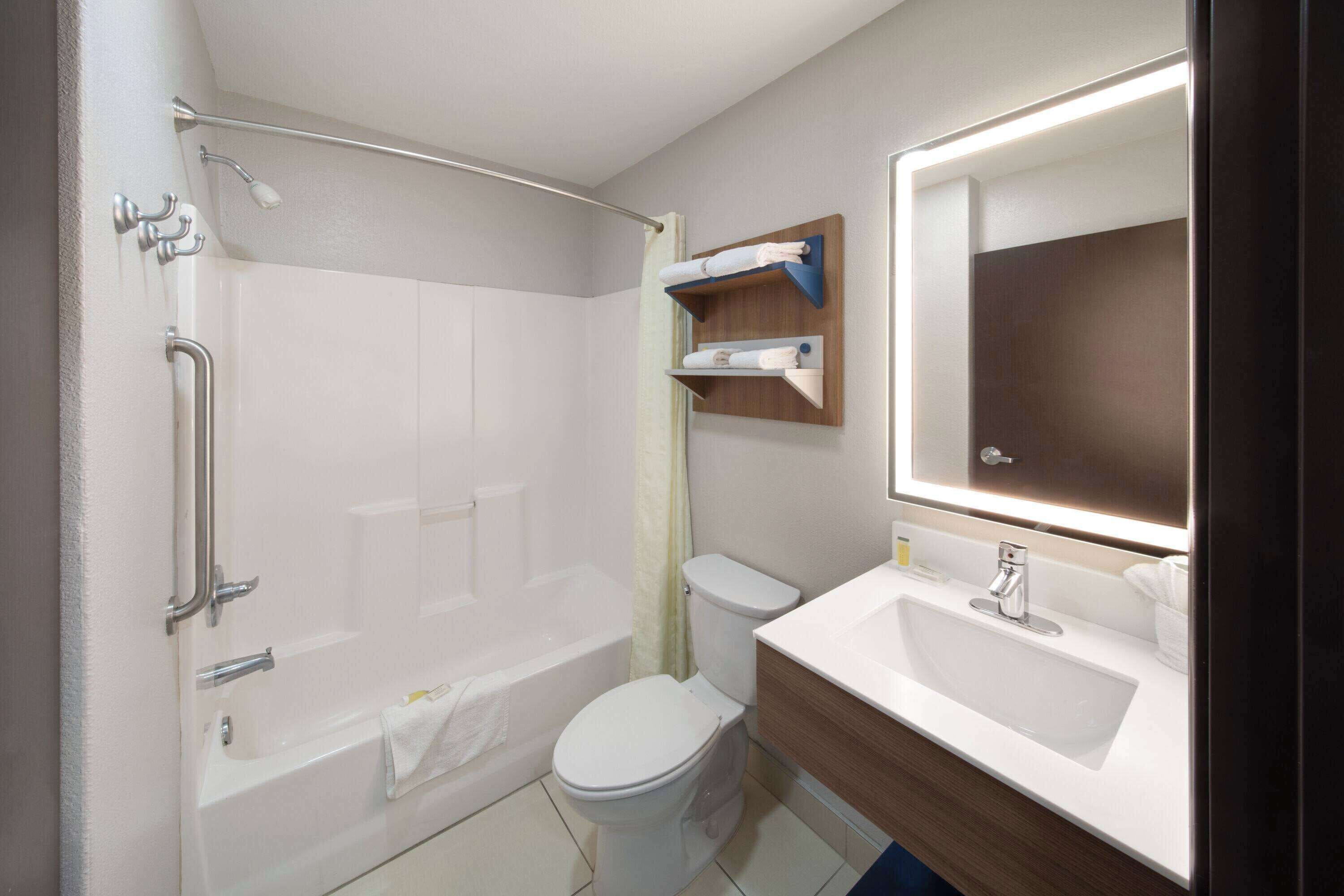 Un baño moderno con bañera, inodoro y lavabo.