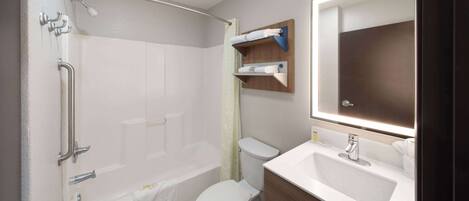 Un baño moderno con bañera, inodoro y lavabo.