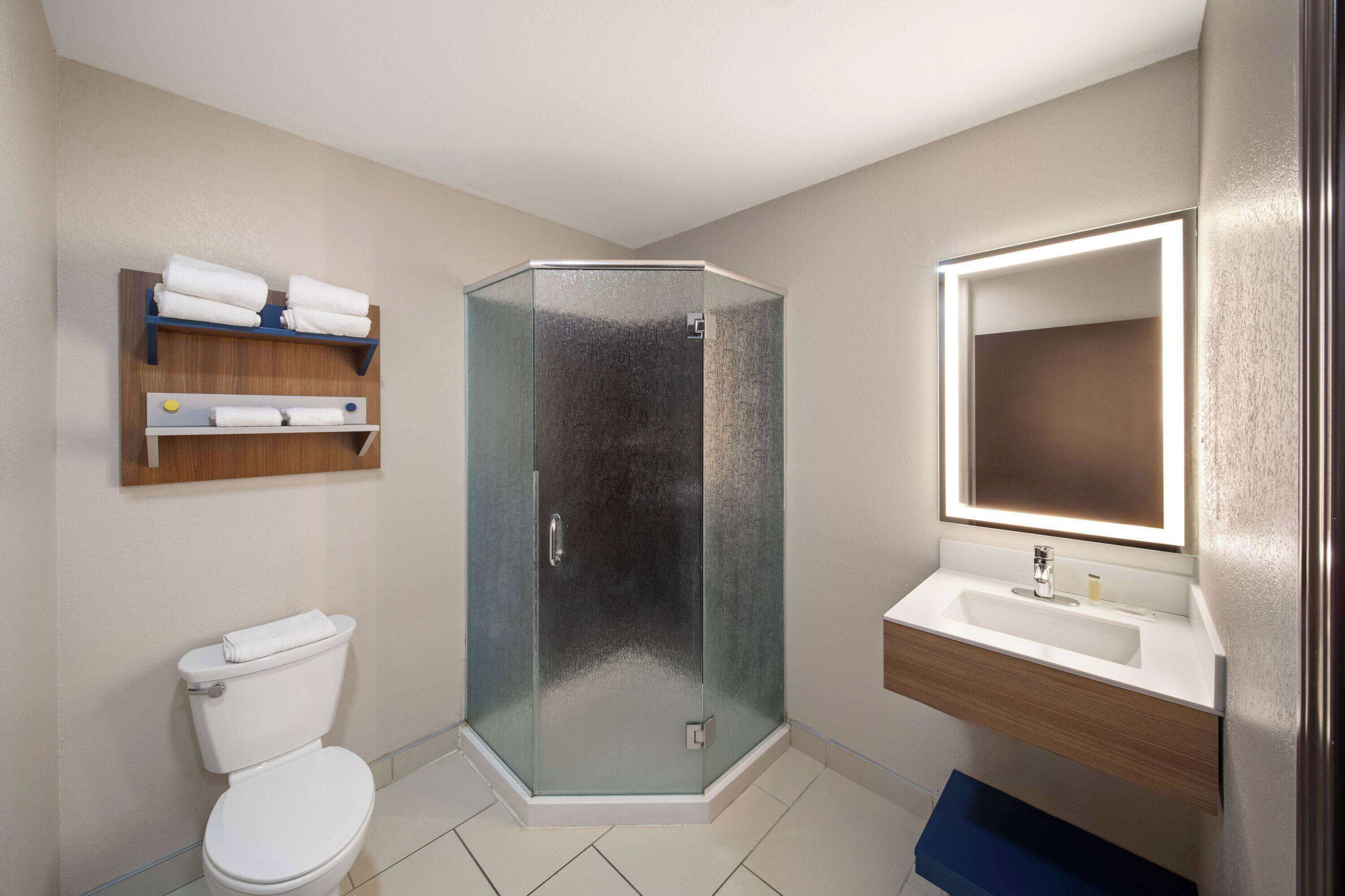 Suite, 1 queensize bed met slaapbank (Non-Smoking) | Badkamer | Gratis toiletartikelen, handdoeken