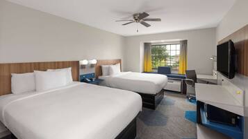 Habitació estàndard, 2 llits de matrimoni (Non-Smoking) | Escriptori, espai de treball apte per a portàtils i cortines opaques