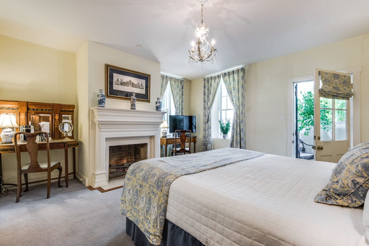 Oge Blenheim Suite | Premium bedding, desk, iron/ironing board, free WiFi