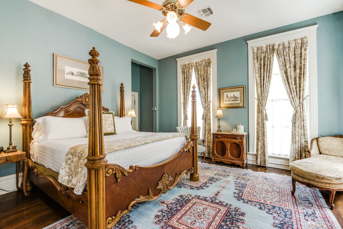 Oge Mathis | Premium bedding, desk, iron/ironing board, free WiFi