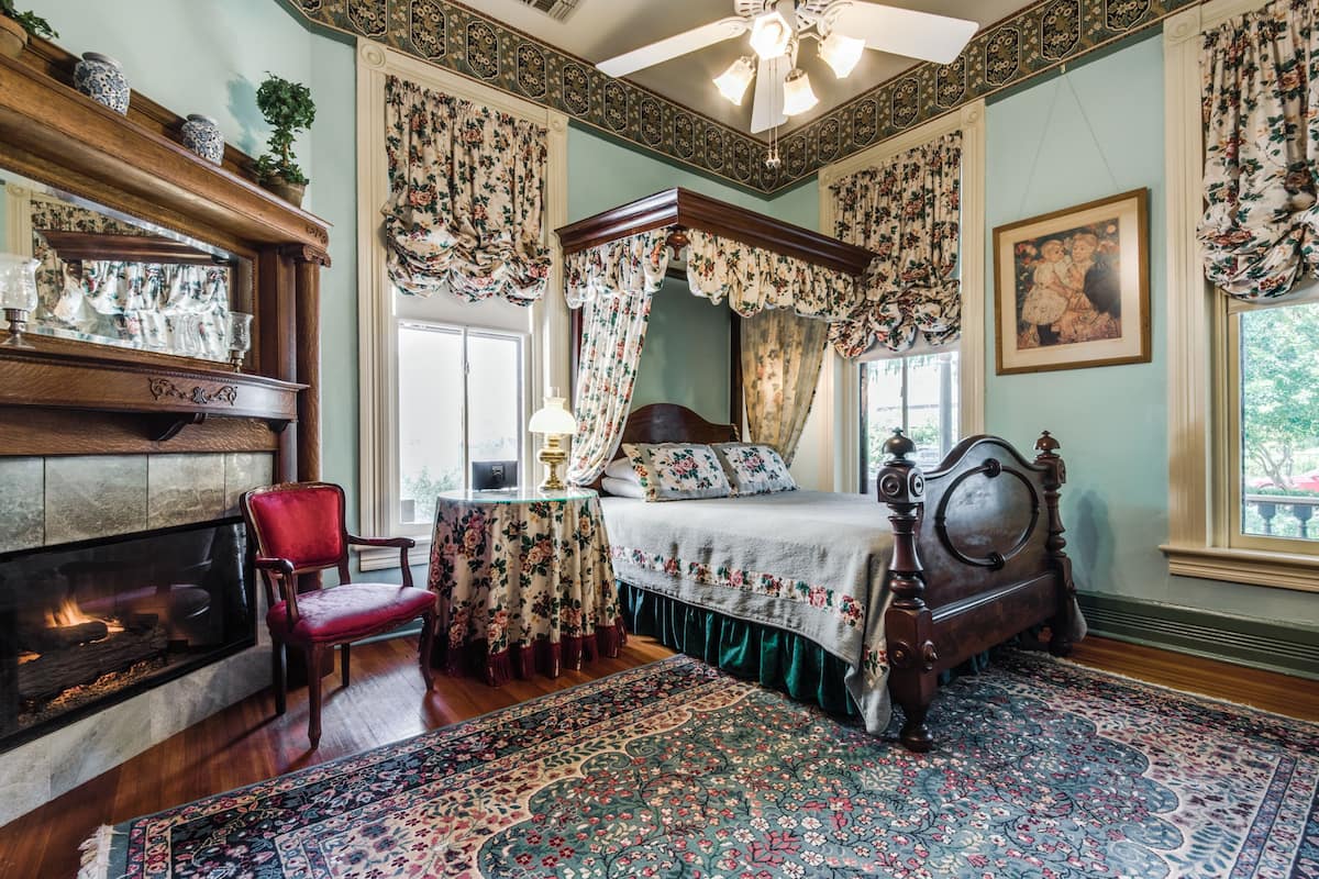 Jackson House Room 1 | Premium bedding, desk, iron/ironing board, free WiFi