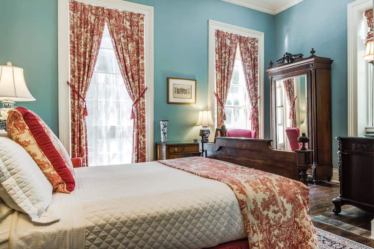 Oge Steves | Premium bedding, desk, iron/ironing board, free WiFi
