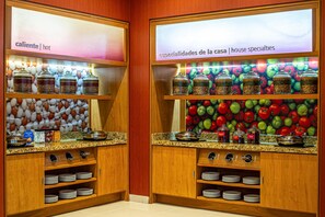 Free daily buffet breakfast  - Hampton Inn by Hilton Guadalajara/Expo (Guadalajara)