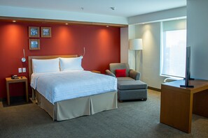 Junior Suite, 1 Queen Bed | Living area | LCD TV - Hampton Inn by Hilton Guadalajara/Expo (Guadalajara)