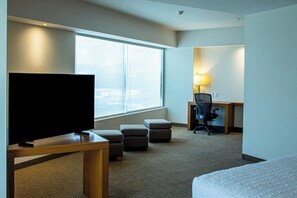 Junior Suite, 1 Queen Bed | Living area - Hampton Inn by Hilton Guadalajara/Expo (Guadalajara)